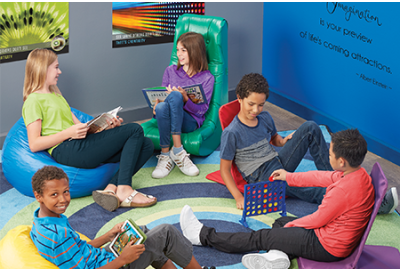 Groupe d'enfants sur des assises