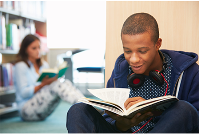 Adolescente qui lit un livre